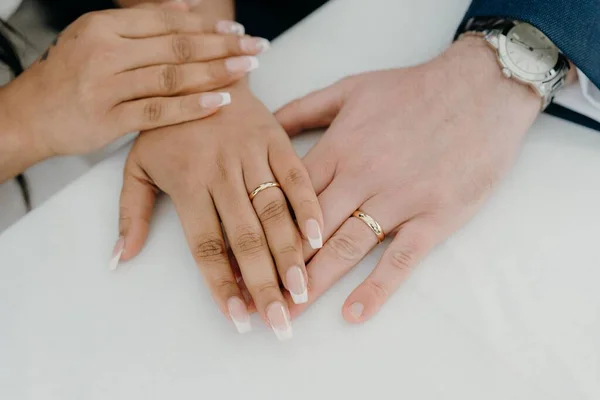 結婚式のカップルの手の閉鎖 — ストック写真
