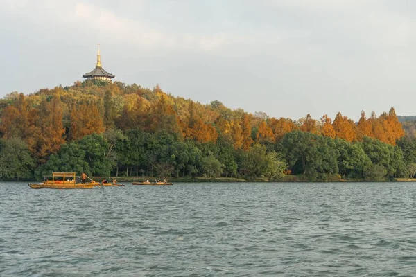 Kleurrijke Herfst Esdoorn Bomen Kustlijn Van West Lake Hangzhou China — Stockfoto