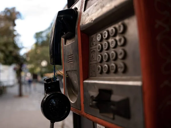 Kırık Eski Bir Ankesörlü Telefonun Yakın Plan Fotoğrafı — Stok fotoğraf