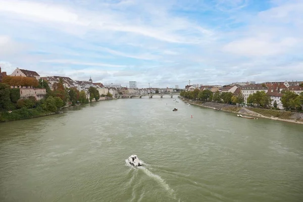 在瑞士巴塞尔的住宅区之间流过的莱茵河美景 — 图库照片