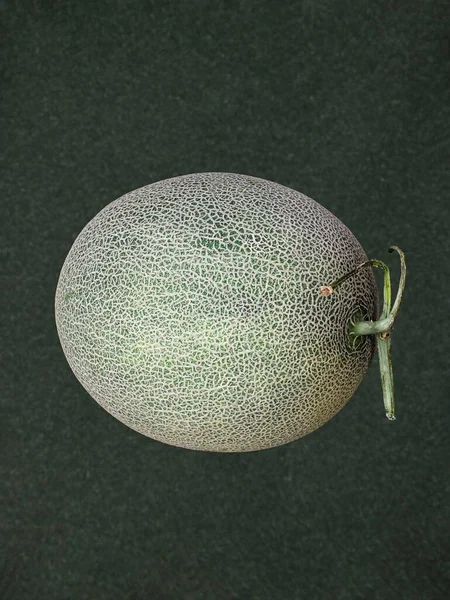 一种在灰色背景上分离的新鲜水果蜜瓜 — 图库照片