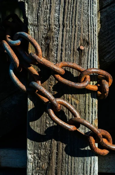 Vertical Shot Rustic Metallic Chain Tied Grunge Wooden Post — Stock Photo, Image