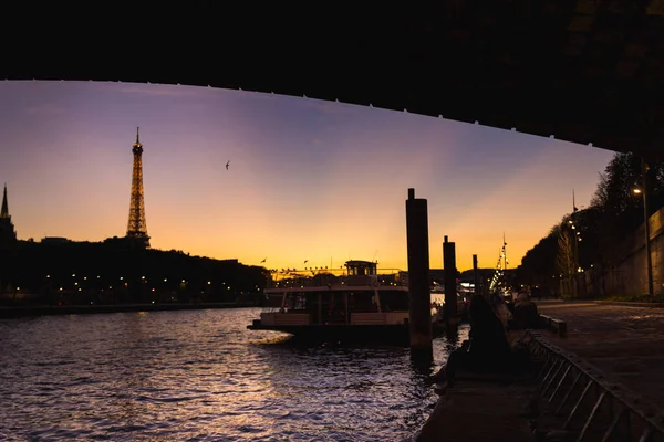 Scénický Snímek Lodi Řeky Večerních Hodinách Eiffelovou Věží Pozadí — Stock fotografie