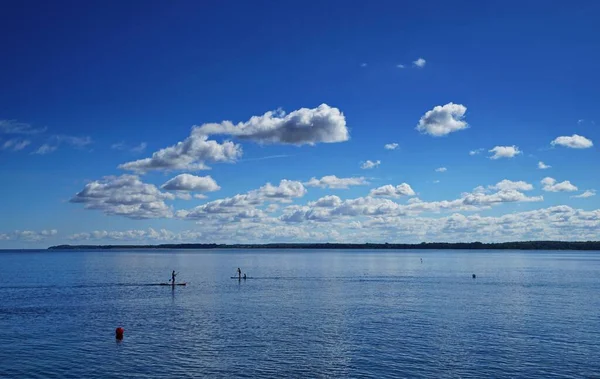在阳光明媚的日子里 平静的波罗的海以地平线和蓝天为背景 — 图库照片