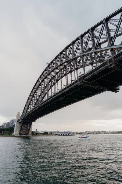 都市の川にかかる長い橋 — ストック写真