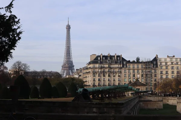 Beroemde Eiffeltoren Parijs Tegen Een Blauwe Bewolkte Lucht Overdag — Stockfoto