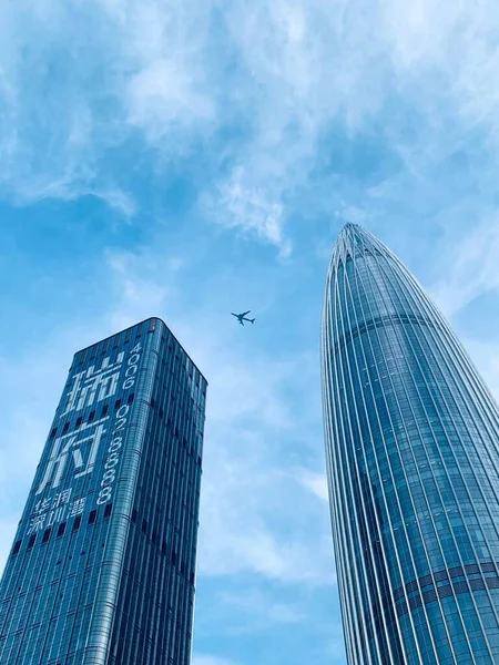 Eine Vertikale Tiefflugaufnahme Eines Flugzeugs Zwischen Den Wolkenkratzern Shenzhen China — Stockfoto