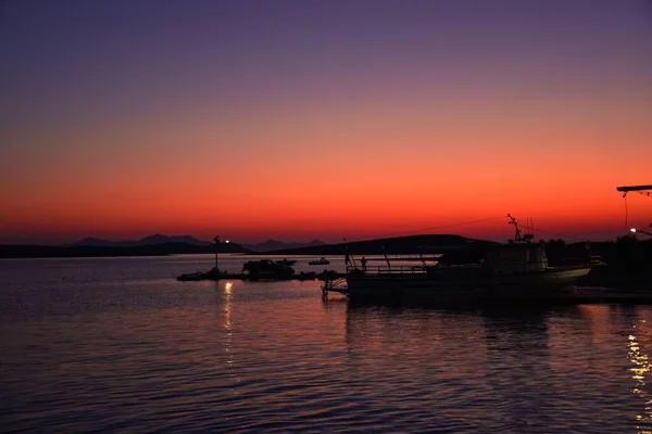 Schöne Aufnahme Einer Bootsilhouette Auf Einem Pier Bei Sonnenuntergang — Stockfoto