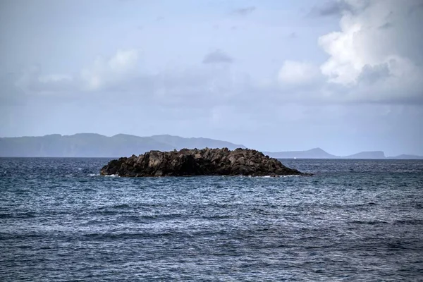 Μια Θέα Του Τοπίου Του Βράχου Στη Θάλασσα Λόφους Στο — Φωτογραφία Αρχείου