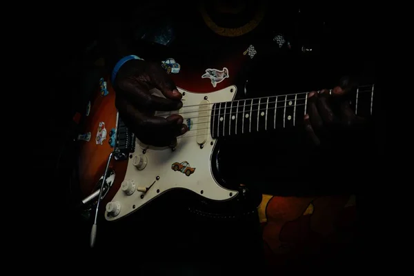 エレキギターを弾くギタリストのクローズアップ — ストック写真