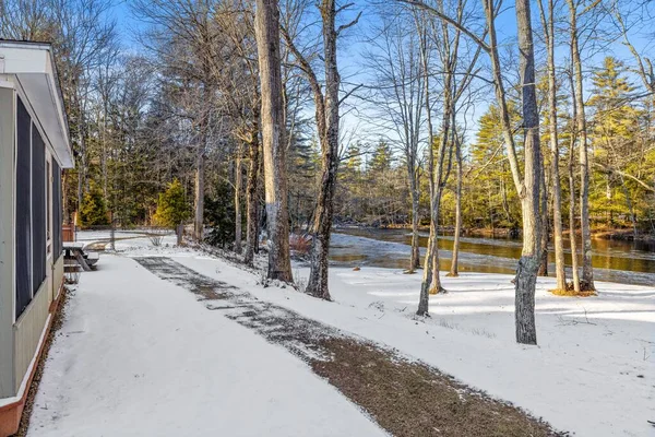 森林中一座被雪环绕的农舍的特写镜头 — 图库照片