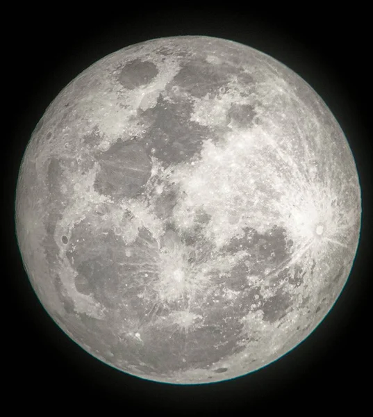 暗い夜空に満月の垂直クローズアップ — ストック写真