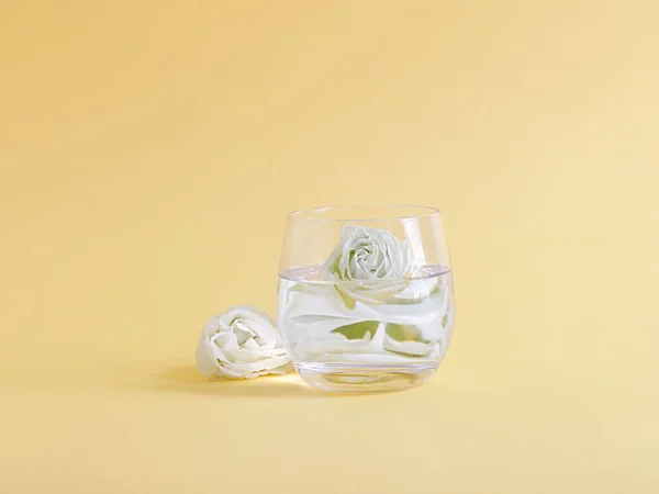 水のガラスの中に白いバラのクローズアップショット — ストック写真