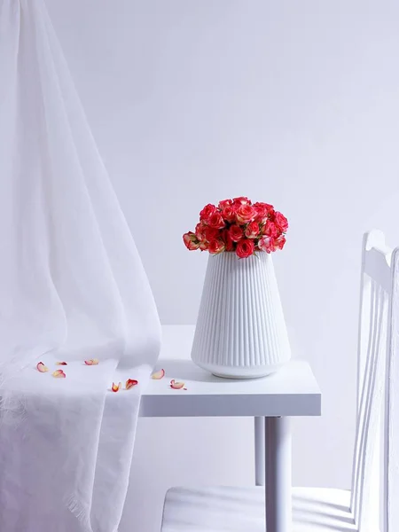 Piękny Widok Różowego Bukietu Róż Białym Wazonie Minimalistycznym Białym Stole — Zdjęcie stockowe