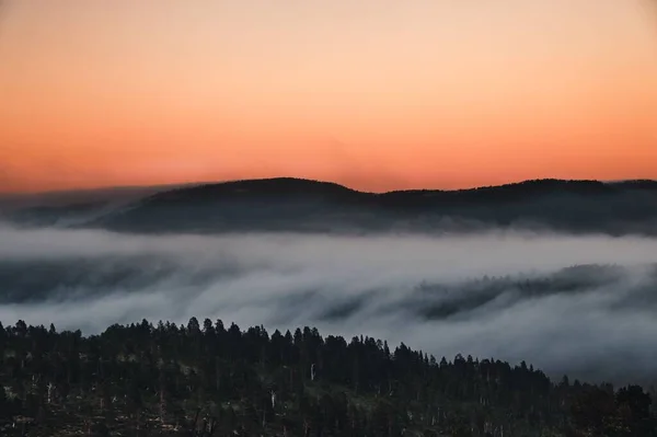 Krajobraz Naturalny Górą Ukrytą Mgle Podczas Zachodu Słońca Północnej Norwegii — Zdjęcie stockowe