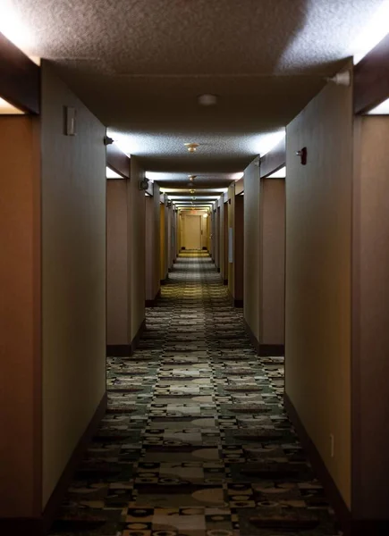 Вертикальний Постріл Довгого Коридору Всередині Сучасного Готелю — стокове фото
