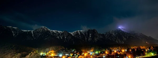 Une Vue Panoramique Une Ville Éclairée Par Chaîne Montagnes Nuit — Photo