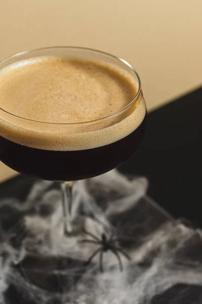 Vertikal Bild Espresso Martini Mot Halloween Tema Bakgrund — Stockfoto