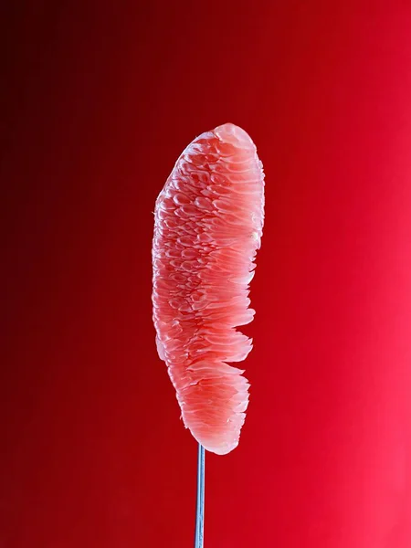 Sebuah Gambar Closeup Dari Pomelo Merah Pada Tongkat Logam Pada — Stok Foto