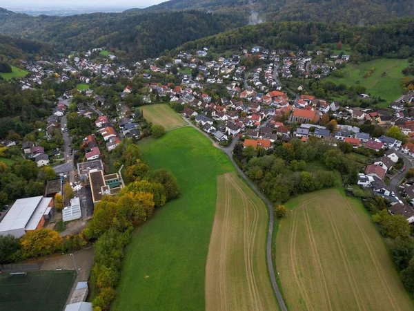 Egy Légi Felvétel Heppenheim Városáról Németországban Körülvéve Hegyekkel Zöld Erdőkkel — Stock Fotó