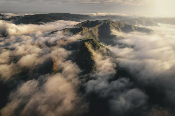 Eine Luftaufnahme Von Bergen Und Wolken — Stockfoto