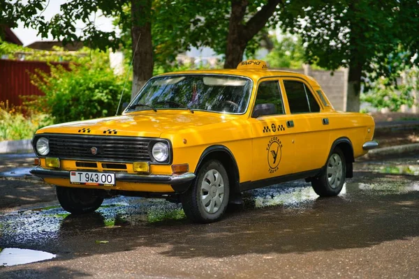 Táxi Amarelo Estacionado Gaz Nas Ruas Tiraspol Moldávia — Fotografia de Stock