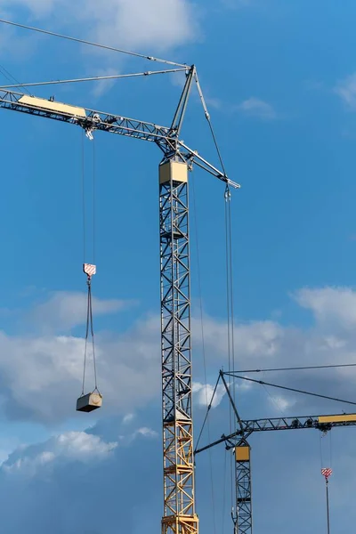 建設現場に貨物を運ぶクレーンの垂直ショット — ストック写真