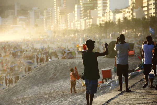 Osoba Sprzedająca Napoje Plaży Ipanema Rio Janeiro Brazylia — Zdjęcie stockowe