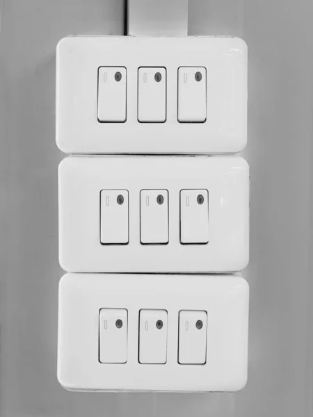 Beyaz Çetenin Dikey Görüntüsü Duvarda Işık Düğmeleri Var — Stok fotoğraf