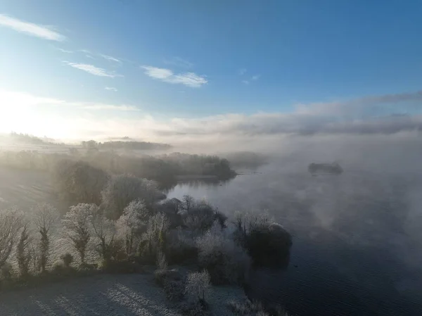 Malowniczy Widok Pięknego Śnieżnego Krajobrazu Przeciw Błękitnemu Niebu Zimowym Dniu — Zdjęcie stockowe