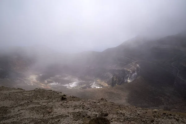 Una Hermosa Vista Una Niebla Cima Una Montaña — Foto de Stock