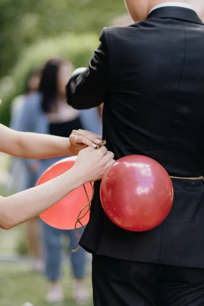 一个用气球装饰的女性的竖向照片 — 图库照片