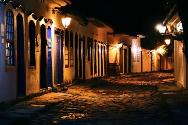 Uma Rua Iluminada Entre Antigos Edifícios Tradicionais Paraty Brasil — Fotografia de Stock