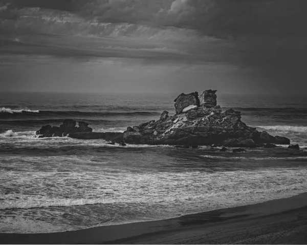 海岸线岩石形成的美丽灰度景观 — 图库照片