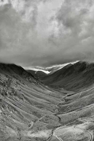 Svislý Tmavý Dron Skalnatých Kopcích Khardung Ladakhu Indii Pod Zataženou — Stock fotografie