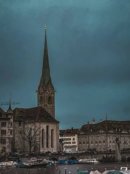青い空の下 スイスのチューリッヒの海岸にあるフラムンスター教会 — ストック写真