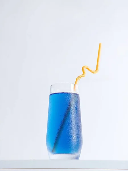 Colpo Verticale Succo Cocktail Blu Bicchiere Una Superficie Bianca Uno — Foto Stock