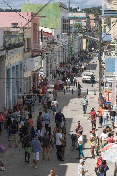 Colpo Verticale Persone Che Camminano Una Strada Centrale Matanzas Cuba — Foto Stock