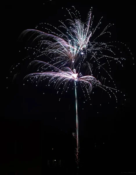 Hdでカラフルな花火の魔法のショーの垂直ショット — ストック写真
