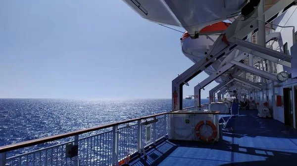 Een Schilderachtig Uitzicht Een Rustige Zee Gevangen Vanaf Een Cruiseschip — Stockfoto