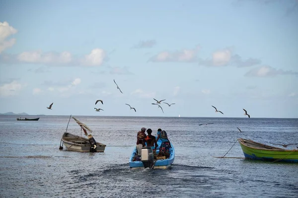 Een Boot Met Visser Die Blauw Zeewater Vaart Bij Een — Stockfoto