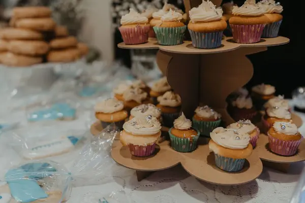 Een Closeup Van Een Bruiloft Cupcakes Een Tafel — Stockfoto