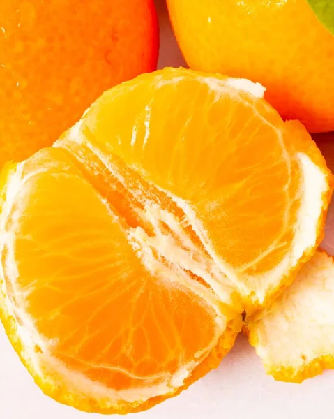 Vertical Closeup Halved Juicy Tangerine — Stock Photo, Image
