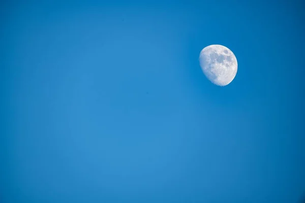 Lua Luz Dia Céu Brilhante — Fotografia de Stock