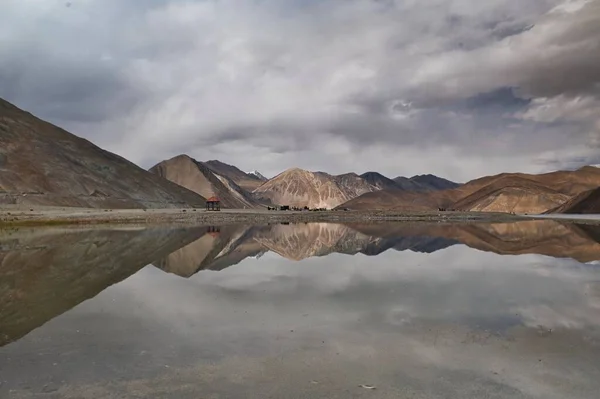 印度拉达克山区附近的庞贡湖美景 — 图库照片