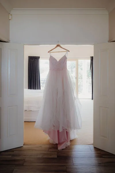 Вертикальный Снимок Платья Невесты Вешалке — стоковое фото