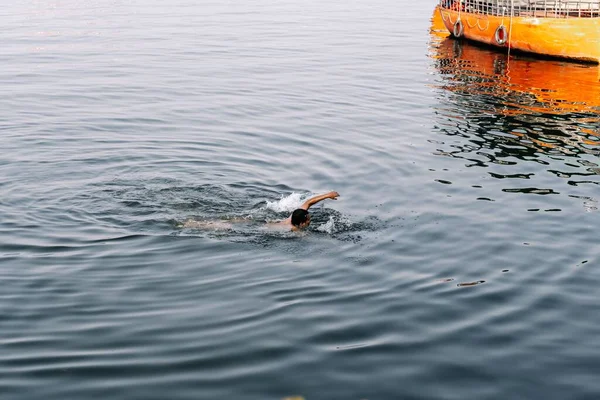 インドのウダイプルにあるピチョラ湖で泳いでいる男 — ストック写真