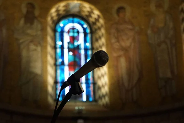 Close Microfone Uma Igreja Com Fundo Borrado Uma Janela Colorida — Fotografia de Stock