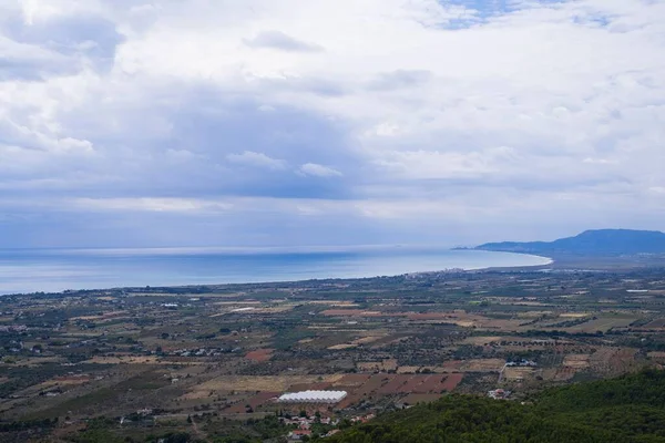 Eine Luftaufnahme Der Landschaft Mit Trockenen Wiesen Und Meerwasser Vor — Stockfoto