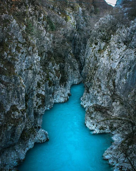 Paisaje Tranquilo Lago Azul Entre Altas Montañas Rocosas Del Valle —  Fotos de Stock